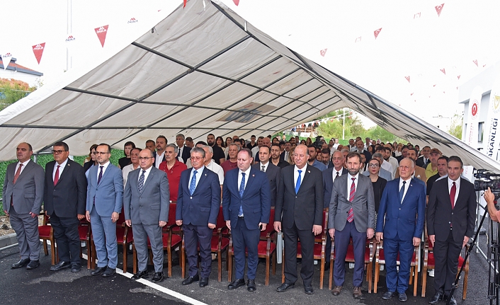 186 milyon lira harcanan projeye ilişkin belge ve hesap tabloları üzerinde duran eller