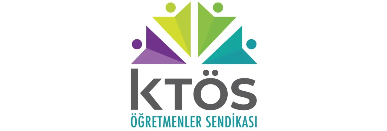 KTÖS pankartı taşıyan eğitim emekçileri, okul önünde toplanmış bekliyor