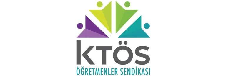 KTÖS pankartı taşıyan eğitim emekçileri, okul önünde toplanmış bekliyor