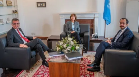 Erhürman konuşurken ciddiyetle dinleyen bir an; yakınlaşma belgeleri ve müzakere vurgusu