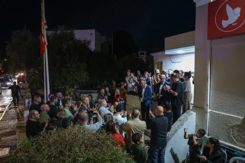 TDP Gençlik Örgütü toplantısında Akıncı konuşma yaparken gençler dinliyor