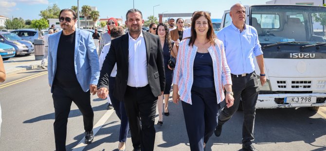 Sermet Nereli konuşma yaparken mikrofon ve arka planda etkinlik ortamı