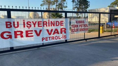 Kıbrıs Türk Petrolleri önünde dolum tesisi ve kitlesel açıklama yapıldığına dair görsel