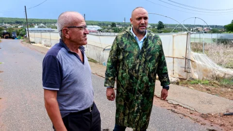 Tevfik Gören konuşurken mikrofon ve belediye logosu arka planda