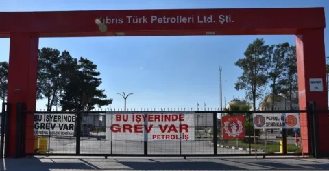 Petrol-İş üyeleri Kalecik Dolum Tesisleri önünde uyarı grevi duyurusu yapıyor