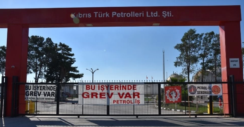 Petrol-İş üyeleri Kalecik Dolum Tesisleri önünde uyarı grevi duyurusu yapıyor