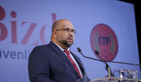 CTP aday belirleme kurultayında coşkulu kalabalık ve parti bayrakları