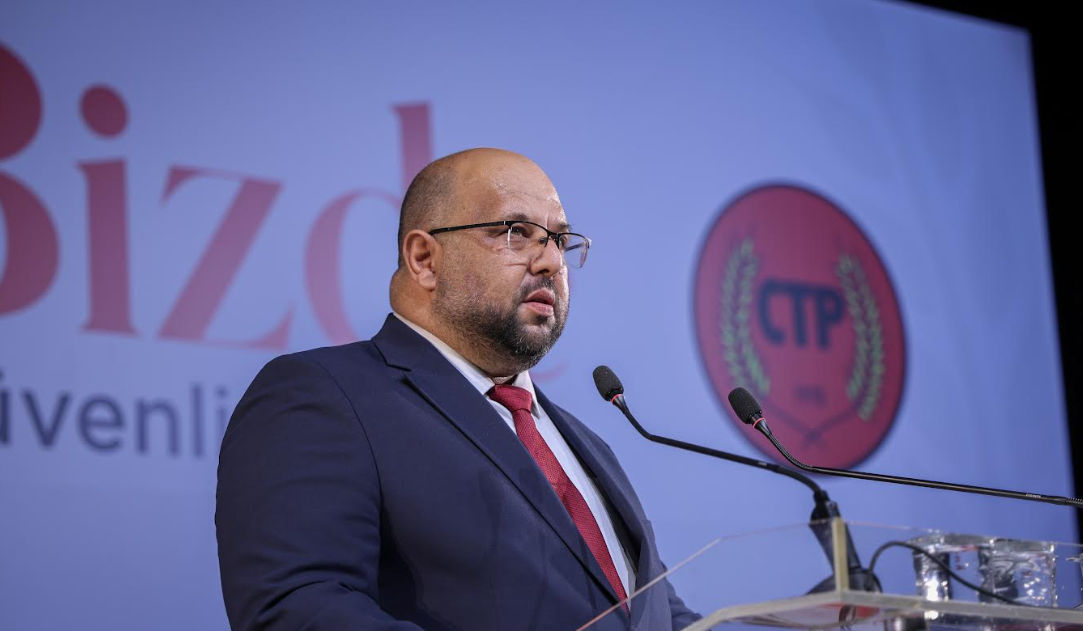 CTP aday belirleme kurultayında coşkulu kalabalık ve parti bayrakları