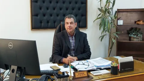 Prof. Dr. Süha Halil Akpınar’ın Milletvekili adaylığı duyurusu için kullanılan portre fotoğrafı