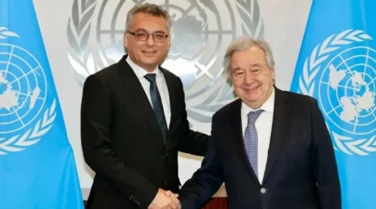 Erhürman konuşurken ciddiyetle dinleyenler; Guterres’in mektubuna dair vurgulu bir an.