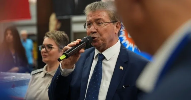 UBP içinde oy kullanırken görünen Üstel, kararlı bir ifade taşıyor
