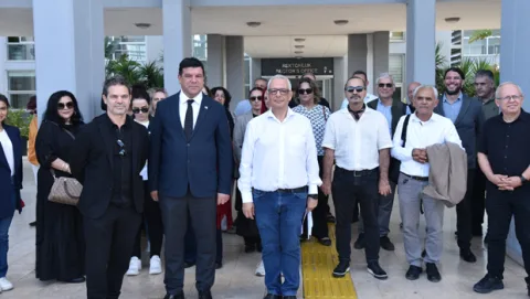 DAÜ-SEN pankartı veya toplantı sahnesi, akademik personel ve sözleşme protestosu çağrısı