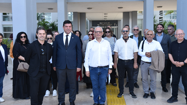 DAÜ-SEN pankartı veya toplantı sahnesi, akademik personel ve sözleşme protestosu çağrısı