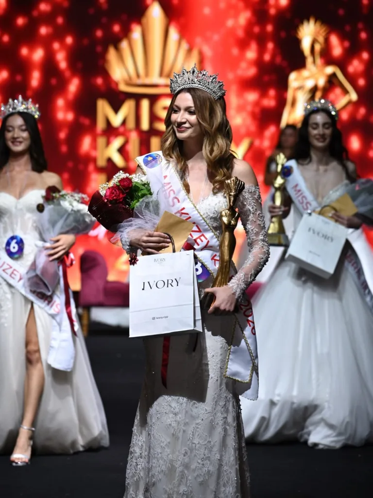 Miss Kuzey Kıbrıs 2026 Alara Altay sahne kıyafetiyle gülümserken
