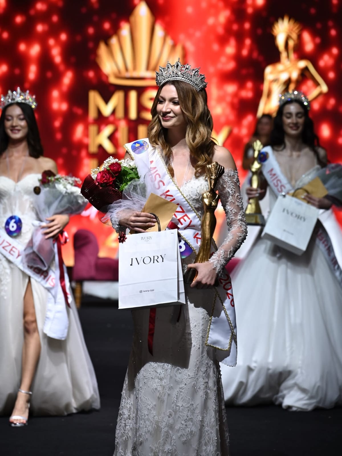 Miss Kuzey Kıbrıs 2026 Alara Altay sahne kıyafetiyle gülümserken