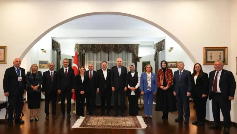 Türkiye ve KKTC meclis başkanlarının Bişkek Büyükelçiliği ziyaretine ilişkin grup halinde görüşme veya karşılama sahnesi