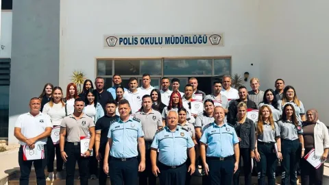 Polis okulunda eğitim sırasında sıralı şekilde duran polis adayları ve eğitim materyalleri