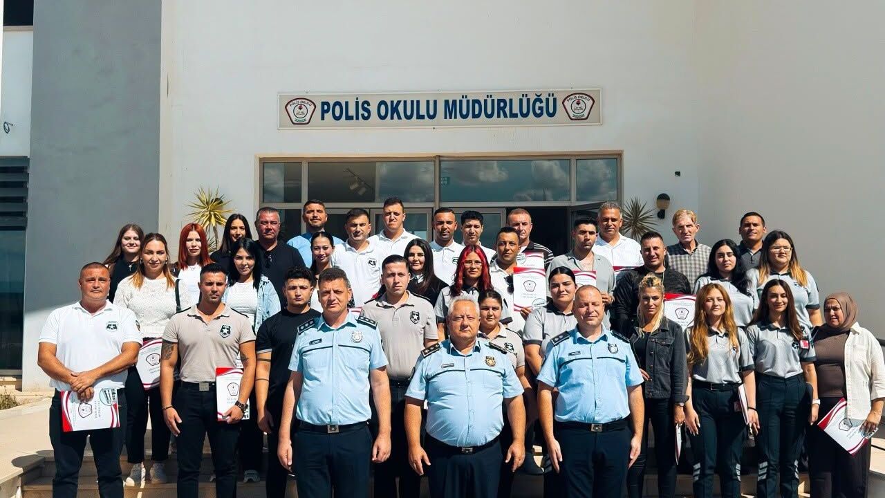 Polis okulunda eğitim sırasında sıralı şekilde duran polis adayları ve eğitim materyalleri