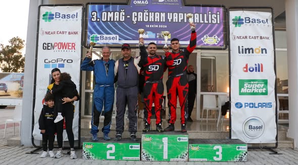 Bozalanlar-Evrensel ikilisi zafer pozu, kupa veya madalya tutuyor olabilir