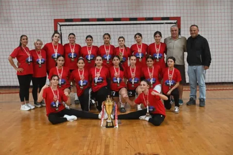 Esentepe takımının kupa ve madalyalarla galibiyet kutlaması