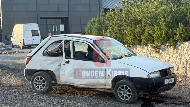 Alayköy'de kaza sonrası olay yerinde müdahale ve yaralanmış sürücüyle ilgilenen ekipler