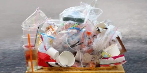 Kıbrıs haritası ve geri dönüşüm sembolleriyle plastik atık vurgusu