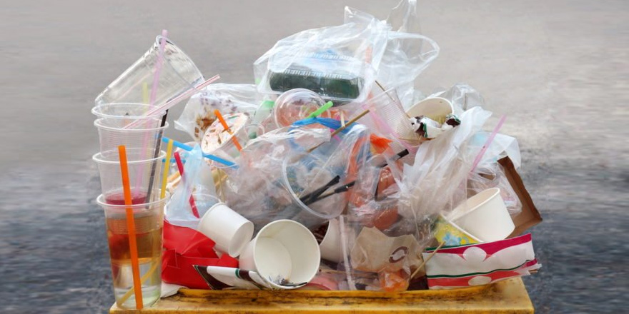 Kıbrıs haritası ve geri dönüşüm sembolleriyle plastik atık vurgusu