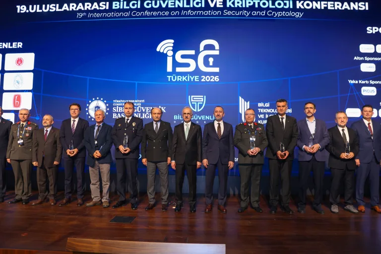 ODTÜ Rektörü Yozgatlıgil ödül töreninde ödül alırken resmi