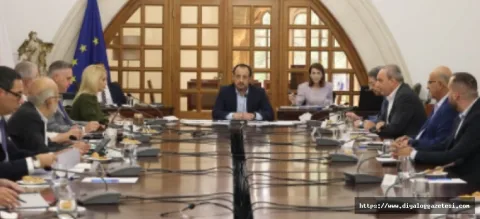 AB bayrağı ve liderlerin toplantı masası üzerinde belgelerle birlikte görüntüsü