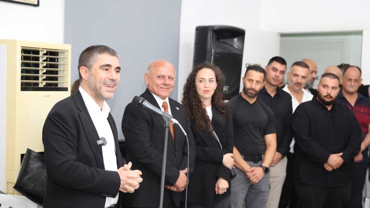 Surların hemen altında, kent meydanı planlarını gösteren bir tasarım veya görüntü.