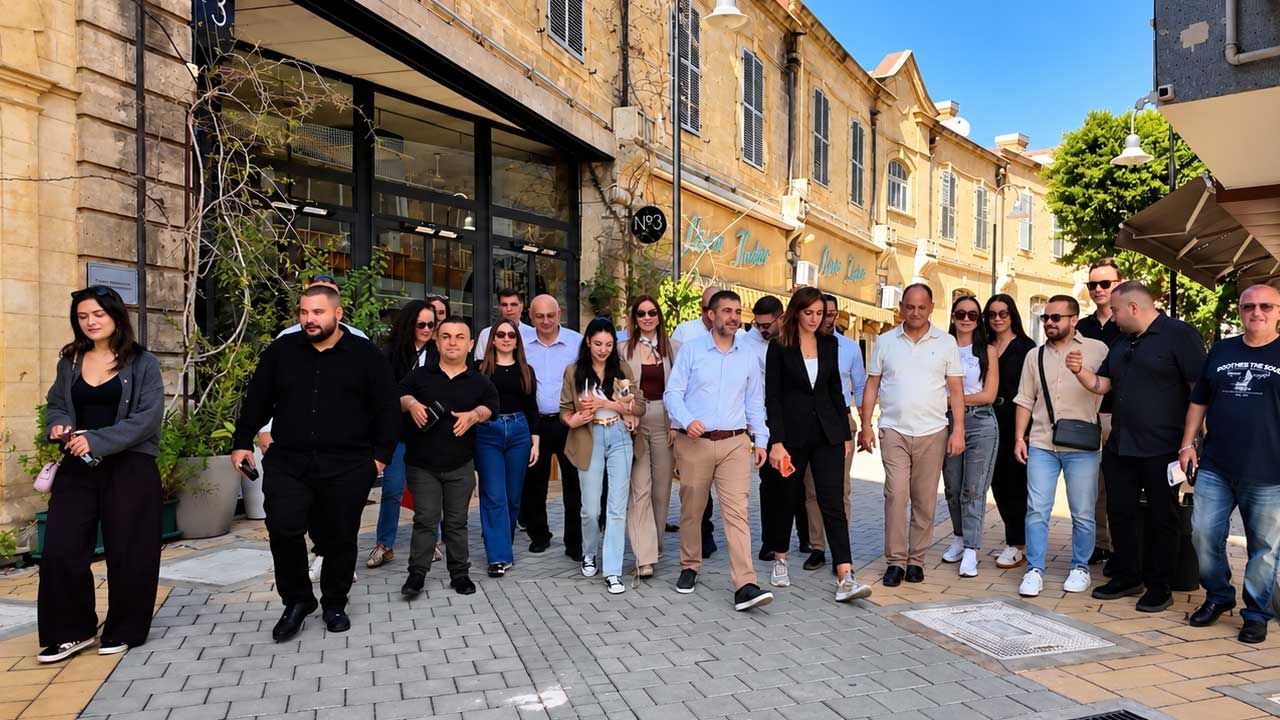 Aktunç’un Lefkoşa Arasta Çarşısı ziyaretine ait fotoğraf (ayrıntılar metinde belirtilmemiş).