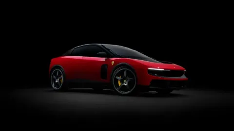 Ferrari Luce elektrikli modelinin tanıtımını gösteren fotoğraf — aracın ön üç çeyrek görünümü ve marka logosu