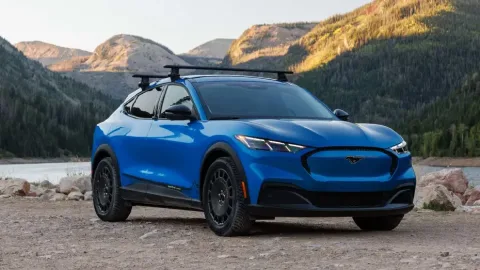 Elektrikli Mustang Mach‑E'nin yenilenen modeline vurgu yapan görsel — daha fazla menzil ve uygun fiyat vurgusu