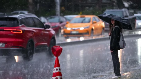 Sıcaklıkların düştüğü ve sağanakların etkili olacağı uyarısını simgeleyen hava durumu grafiği veya yağmur bulutları