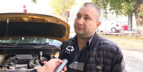 Satın aldığı aracın motorunda arıza olduğunu öğrenen mağdur müşteri araç önünde bekliyor