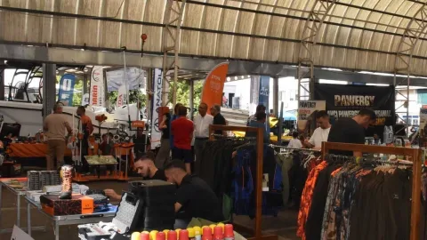 Avcılık, atıcılık, denizcilik ve doğa sporları etkinliğine katılanlar bir arada duruyor