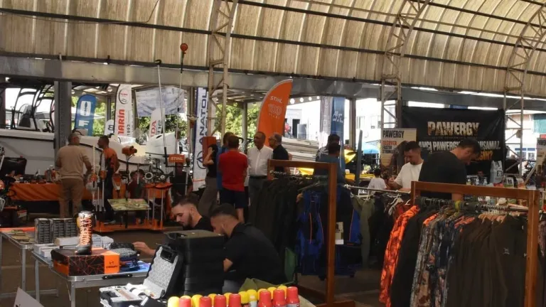 Avcılık, atıcılık, denizcilik ve doğa sporları etkinliğine katılanlar bir arada duruyor