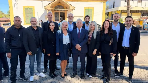 Dr. Bekir Paşaoğlu ve ekibi, Girne’nin geleceği için resmi başvuru belgelerini sunarken