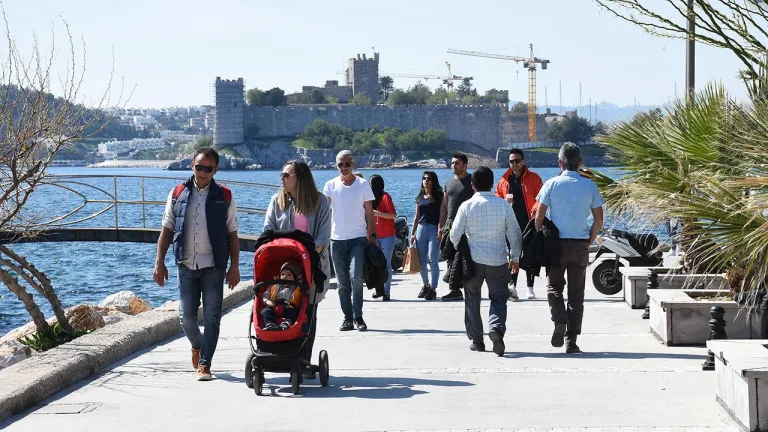 Hafta ortasından itibaren artacak sıcaklıkları simgeleyen güneşli ve bulutlu hava öğeleri