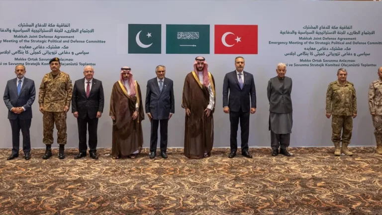 Bakanlar Fidan ve Güler, Mekke Ortak Savunma Anlaşması Komite Toplantısı için birlikte görüntüleniyor