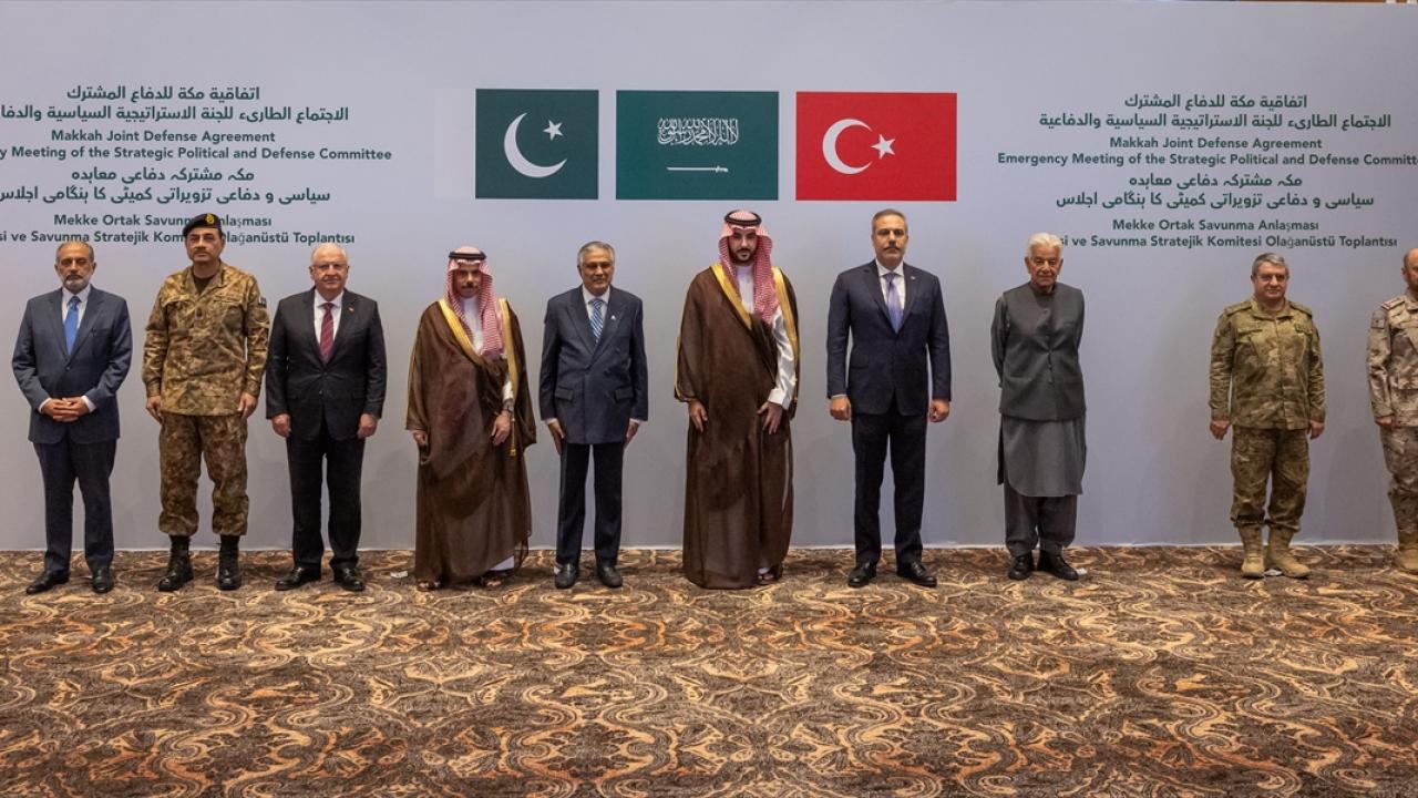 Bakanlar Fidan ve Güler, Mekke Ortak Savunma Anlaşması Komite Toplantısı için birlikte görüntüleniyor