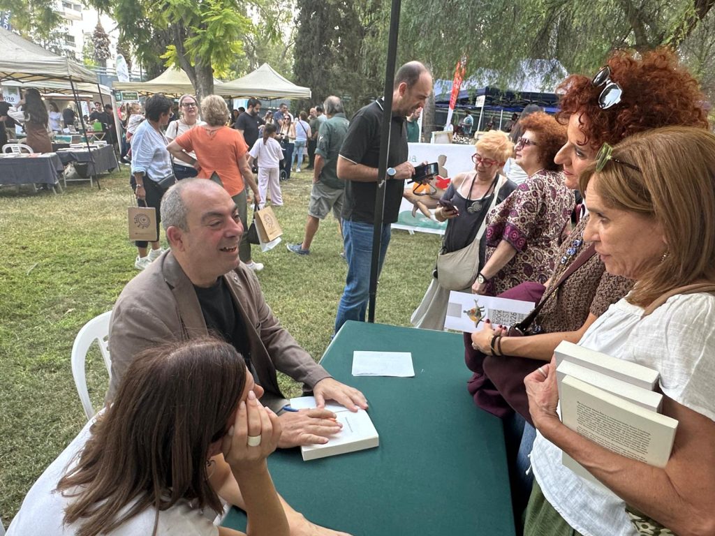 Başaran Düzgün’ün ‘Öksüz Atlar Ülkesinde’ romanının tanıtıldığı kitap fuarı sahnesi