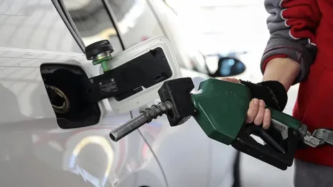 Artan akaryakıt fiyatları nedeniyle elektrikli ve LPG araç tercihlerini gösteren başlık odaklı görsel