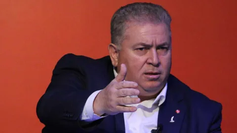 Çakıcı konuşurken mikrofon önünde ciddiyetle ellerini hareket ettiriyor