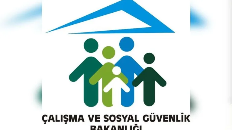 Liomi Construction önünde konuşan yetkililer ve işten çıkarılan işçilerle ilgili inceleme sürecini çağrıştıran sahne