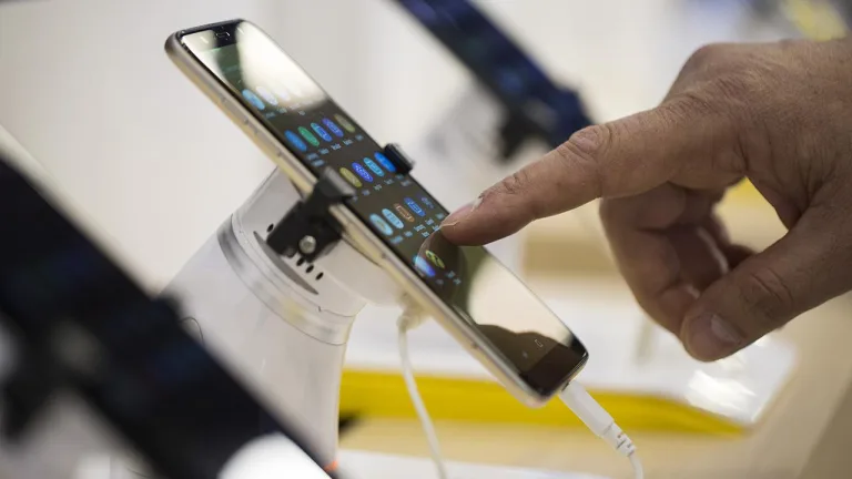 BDDK yazılı tabelası veya cep telefonu kredilerine ilişkin belgeyi gösteren görsel