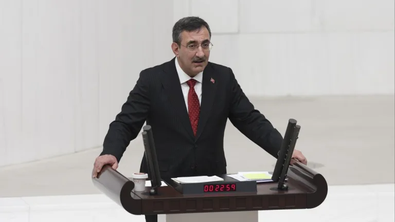 Cevdet Yılmaz konuşurken mikrofon ve arka planda basın mensupları
