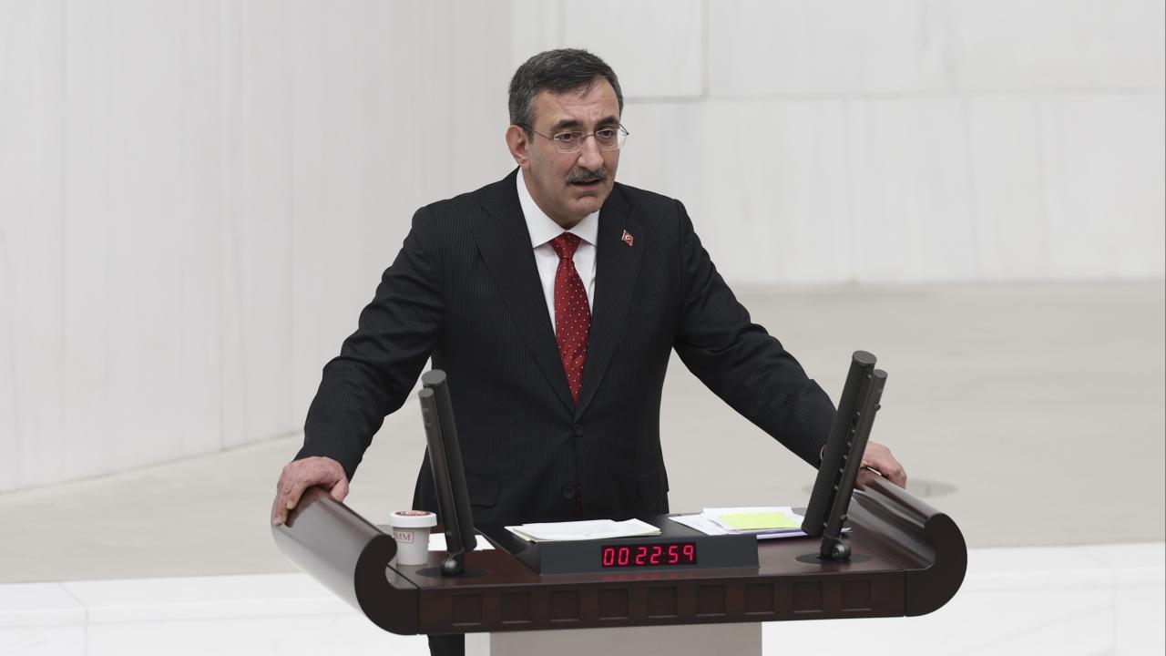 Cevdet Yılmaz konuşurken mikrofon ve arka planda basın mensupları
