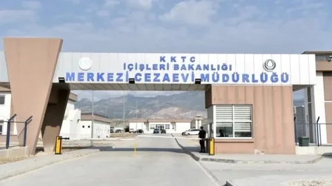 KTAMS pankartlı üyeleriyle yürüyüş ve grev çağrısı yapıyor