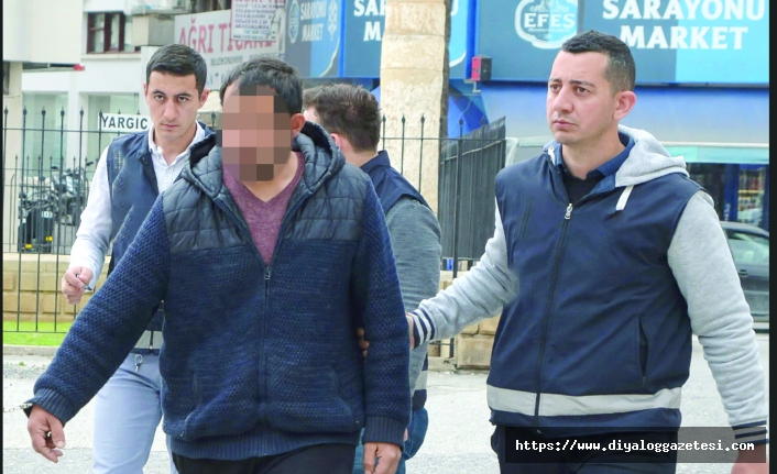 Cezaevine gönderilen kişi elleri kelepçeli olarak adliyeye götürülüyor.